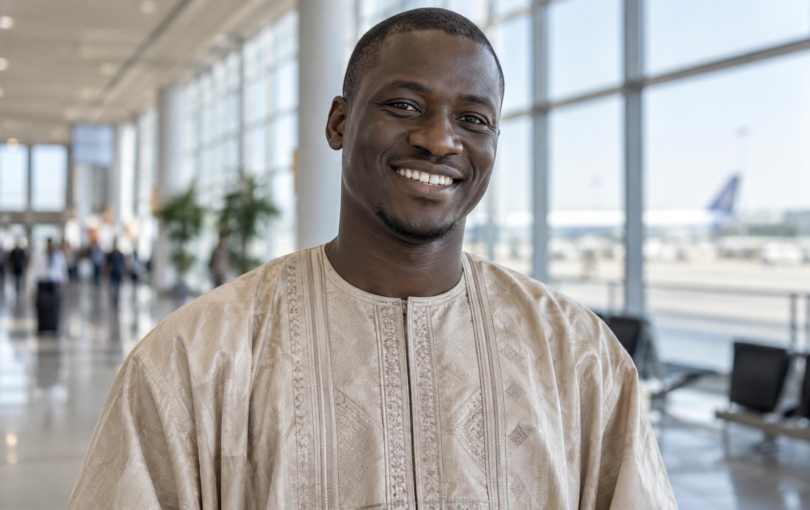 Voyageur sénégalais dans un aéroport